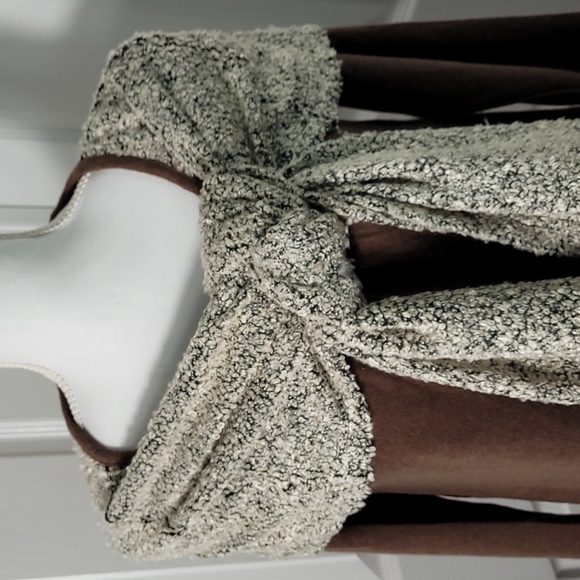 Ryu Long Sleeved Brown Top w/ Attached Scarf Shawl White & Black w/ Brown Medium - Picture 8 of 16